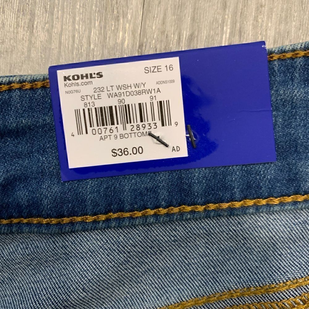 NWT mid rise 4.5”inseam denim shorts size 16 - Picture 3 of 9